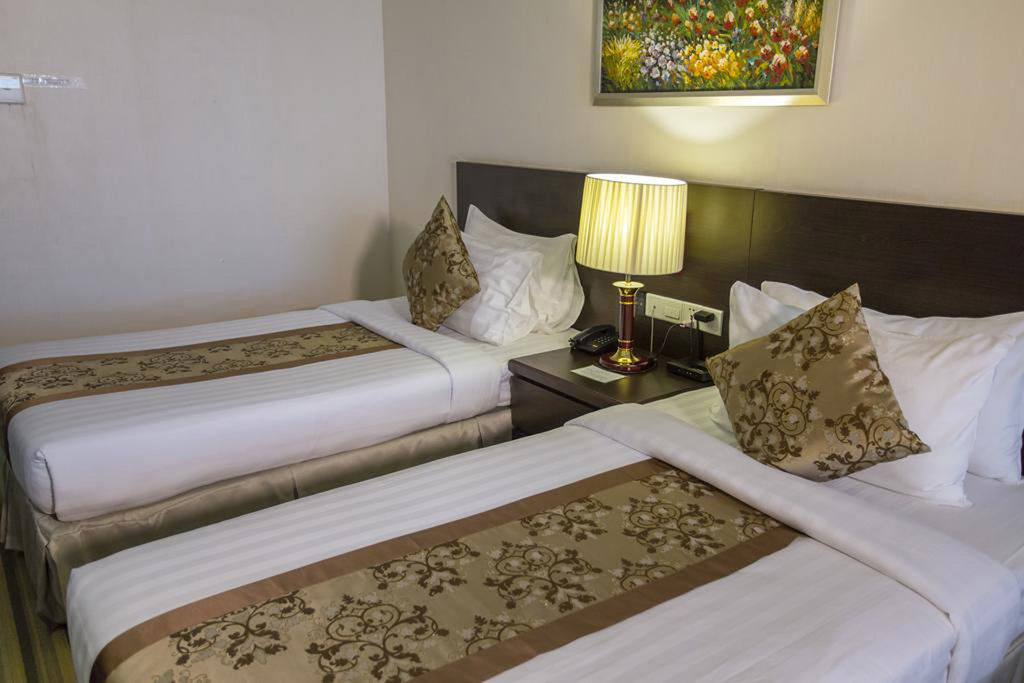 Esperado Lake View Hotel Yangon Exterior photo