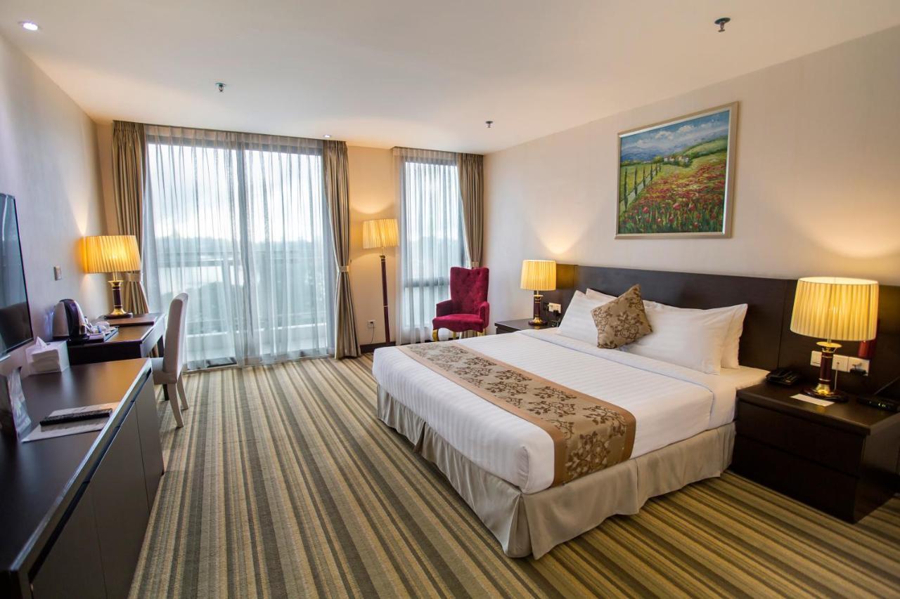 Esperado Lake View Hotel Yangon Exterior photo