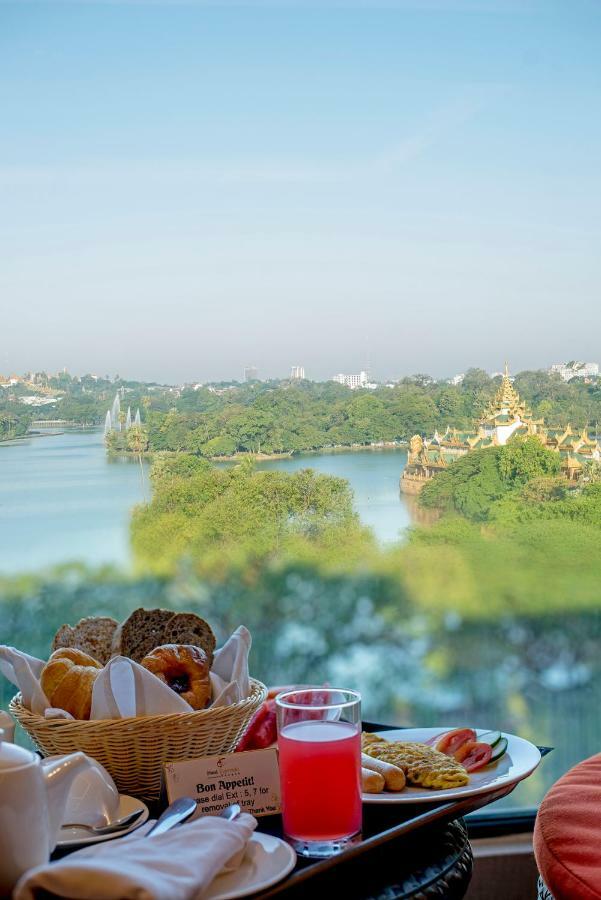Esperado Lake View Hotel Yangon Exterior photo
