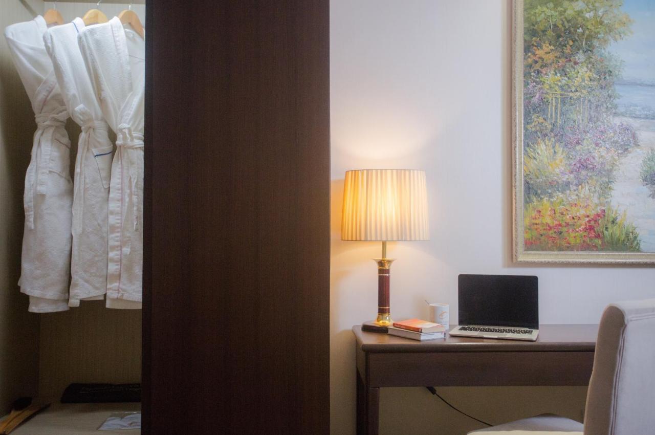 Esperado Lake View Hotel Yangon Exterior photo